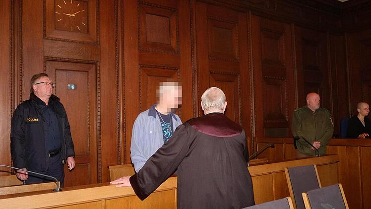 Der Angeklagte (2. v. l.) beim Prozessauftakt im Gespräch mit seinem Verteidiger Uwe Lukat Foto: Nikolas Pelke