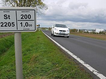Rumpelstrecke: Dass die Staatsstraße Richtung Wiesenfeld ausgebaut werden muss, steht für das Staatliche Bauamt und die Kommunalpolitiker des Coburger Landes außer Frage. Offen ist dagegen der Baubeginn, der - wenn man die Aussagen der Verantwortlichen richtig interpretiert -  nicht vor dem Frühjahr 2019  stattfinden dürfte.Berthold Köhler