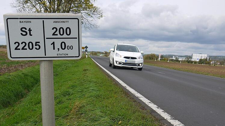 Rumpelstrecke: Dass die Staatsstraße Richtung Wiesenfeld ausgebaut werden muss, steht für das Staatliche Bauamt und die Kommunalpolitiker des Coburger Landes außer Frage. Offen ist dagegen der Baubeginn, der - wenn man die Aussagen der Verantwortlichen richtig interpretiert -  nicht vor dem Frühjahr 2019  stattfinden dürfte.Berthold Köhler