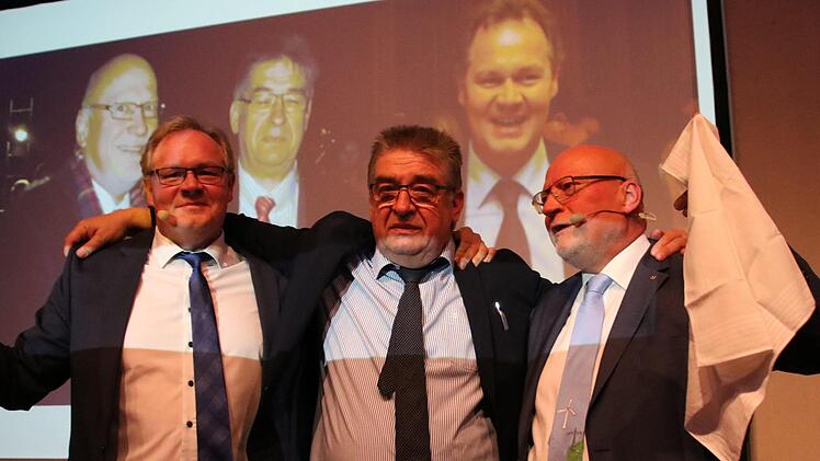 Otto Trautner (l) und Wolfgang Geus verabschieden Reinhold Müller. Auf dem Foto im Hintergrund steht Wolfgang Geus links und Otto Trautner rechts.  Josef Hofbauer