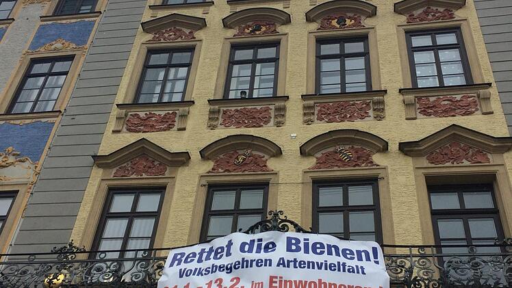 Wegweiser an prominenter Stelle: Bürger der Stadt Coburg, die sich für das Volksbegehren Artenvielfalt eintragen möchten, können dies - ab Donnerstag - im Einwohneramt in der Rosengasse tun.Oliver Schmidt