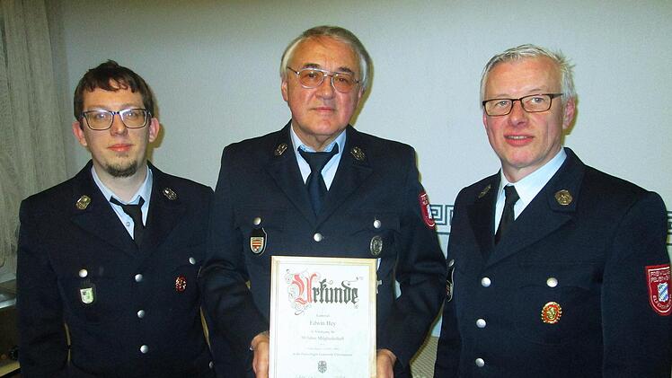 Edwin Hey (Mitte) hält der Wehr Elfershausen seit einem halben Jahrhundert die Treue. Dafür dankten Kommandant Dominik Roth (links) und Vorsitzender Berthold Neeb (rechts). Winfried Ehling