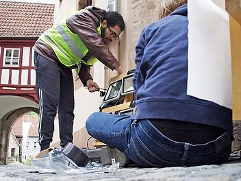 Bis auf den letzten Drücker arbeiteten die Teilnehmer der Workshops, hier Basel Ghazaly und Jacob Schick (verdeckt), an den Installationen für das Kronacher Lichtevent. Ihre Projekte sind bis 5. Mai bei "Kronach leuchtet" zu erleben. Foto: Marco Meißner