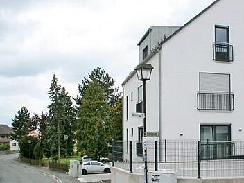 Die Mauer steht ein paar Zentimeter auf öffentlichem Grund.  Foto: Hofbauer