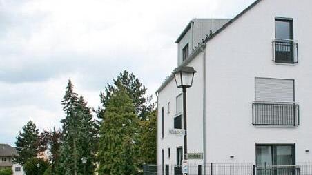 Die Mauer steht ein paar Zentimeter auf öffentlichem Grund.  Foto: Hofbauer