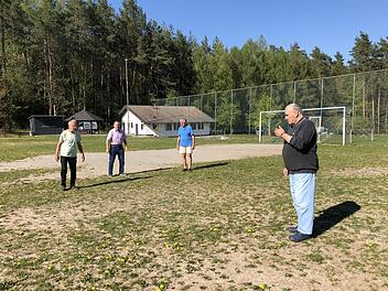 "Alte Haudegen" schwelgen in vergangenen Zeiten. Reinhold Süßenguth (rechts) erzielte für den VfL Neustadt 1965 drei Tore beim 10:0-Pokalsieg gegen den SV Meilschnitz. Torwart Peter Liebermann, Dieter Boseckert und Günter Munzer (im Hintergrund von links) können sich auch noch an diese Schmach erinnern. Genauso wie an den tragischen Tod von Karl Wöhner, 14 Jahre später an gleicher Stelle. Auch bei diesem Pokalspiel stand Peter Liebermann im Tor - wobei Sieg und Niederlage damals schnell zur N...