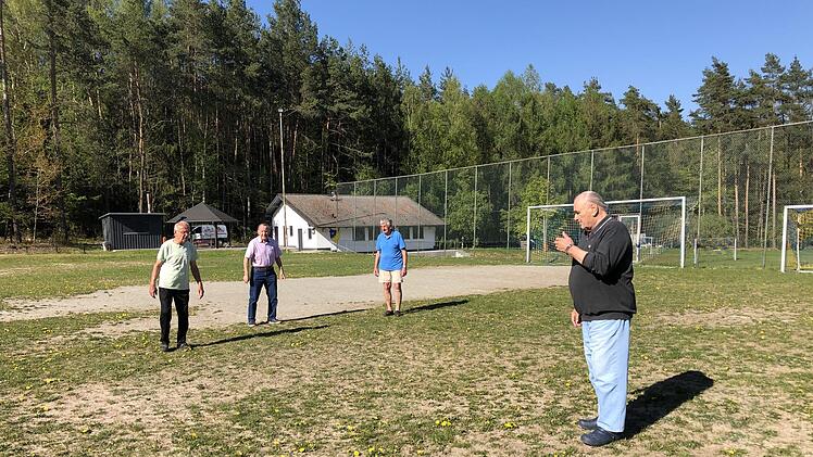 "Alte Haudegen" schwelgen in vergangenen Zeiten. Reinhold Süßenguth (rechts) erzielte für den VfL Neustadt 1965 drei Tore beim 10:0-Pokalsieg gegen den SV Meilschnitz. Torwart Peter Liebermann, Dieter Boseckert und Günter Munzer (im Hintergrund von links) können sich auch noch an diese Schmach erinnern. Genauso wie an den tragischen Tod von Karl Wöhner, 14 Jahre später an gleicher Stelle. Auch bei diesem Pokalspiel stand Peter Liebermann im Tor - wobei Sieg und Niederlage damals schnell zur N...