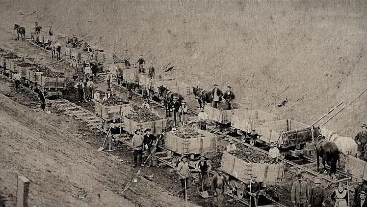 Beim Bau der Eisenbahnlinie Stockheim-Neuhaus waren Hunderte von Arbeitern beschäftigt. Was uns heute als unvorstellbare Schufterei erscheint, rettete viele Familien vor Arbeitslosigkeit und Hunger.