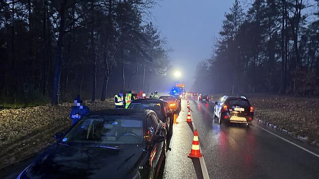 Auffahrunfall auf der B8 bei Schwarzenbruck endet in Massenkarambolage