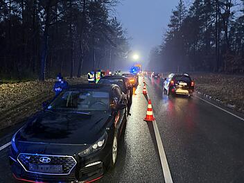 Auffahrunfall auf der B8 bei Schwarzenbruck endet in Massenkarambolage