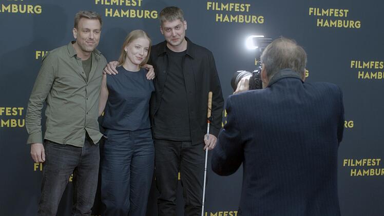 Milan Skrobanek, Cindy Klink und David Knors (von links) waren bei der Weltpremiere ihres Films "Als w&auml;re es leicht" auf dem roten Teppich des Hamburger Filmfestes.