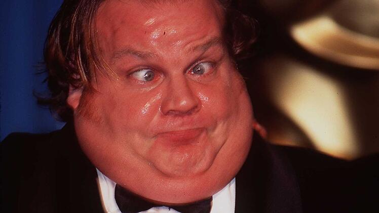 Nachdem Nicolas Cage die Sprechrolle zun&auml;chst abgelehnt hatte, wurde Schauspieler und Comedian Chris Farley (Bild) f&uuml;r den Job engagiert. Als Farley fast s&auml;mtliche Texte eingesprochen hatte, starb er allerdings nur 33-j&auml;hrig an einer &Uuml;berdosis.