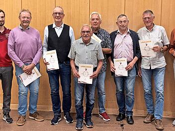 Ehrungen beim TSV (von links): Wolfgang Mauder, Simon Schottdorf, Georg Schie&szlig;er, Albrecht Kiesner, A. Schmitt, Karl-Heinz Schmitt, A. Bl&uuml;mm, Wolfgang Halbig, Konrad H&uuml;ttl, Matthias H&uuml;ttl