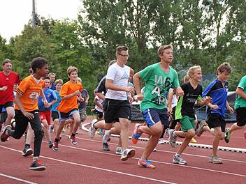 Nach einer Runde auf der Bahn am Sportgelände an der Saaletalhalle ging es bis zum Wasserhaus und dann wieder zurück. Fotos: Markus Reeh