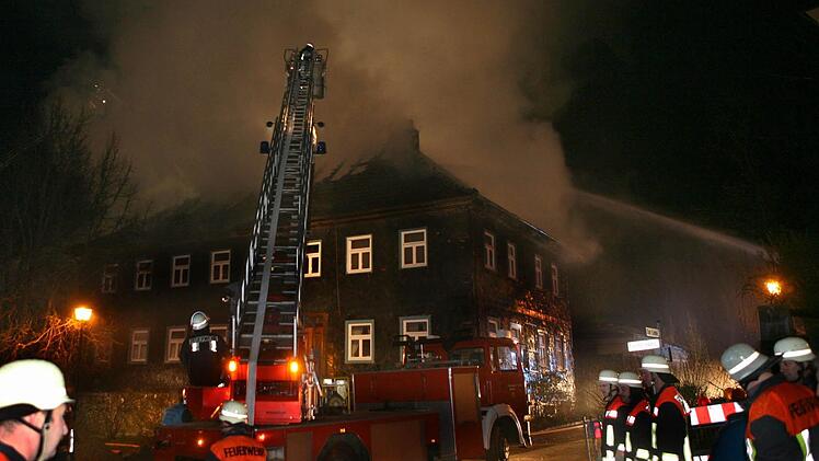 Beim Großbrand in Draisdorf ist am 17. April 2012 ein Bauernhof zerstört worden - die Bewohner wurden gerettet. Archivbild: Stefan Johannes