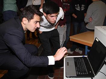 Jugendliche und Interessierte konnten ihre Ideen direkt in den Computer eingeben. Diese waren dann mittels Beamer auf einer Leinwand zu sehen.  Fotos: Gerda Völk