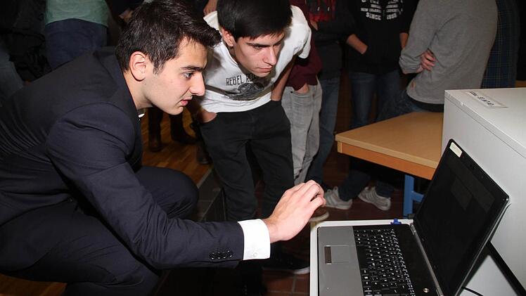 Jugendliche und Interessierte konnten ihre Ideen direkt in den Computer eingeben. Diese waren dann mittels Beamer auf einer Leinwand zu sehen.  Fotos: Gerda Völk