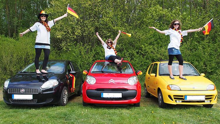"Mit der Weltmeisterschaft wird es heuer schwierig, aber wir denken positiv!": Stefanie Friesen , Sarah Wolfschmitt und Laura Wolfschmitt (v.l.) sind schon voll im WM-Fieber.  Foto: privat
