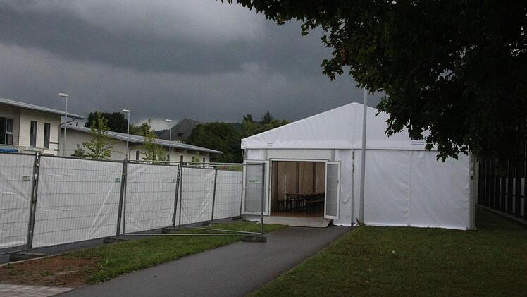 Ein Zaun mit Sichtschutz umgibt das Gelände.