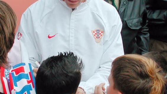 Die Spieler geben Autogramme. Foto: Ralf Ruppert/Archiv Saale-Zeitung