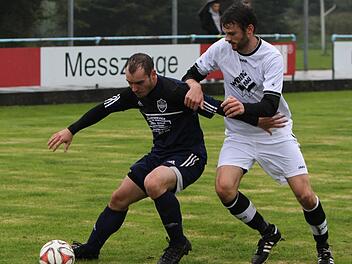 Der TSV Kirchehrenbach II wird mit einer verstärkten Mannschaft zum Saisonfinale nach Gosberg fahren. Allerdings lässt die Reserve ihre aus Gosberg stammenden Spieler zu Hause, um sie keinem Gewissenskonflikt auszusetzen. Beispielsweise Matthias Schuhmann (li.).  Foto: Uwe Kellner