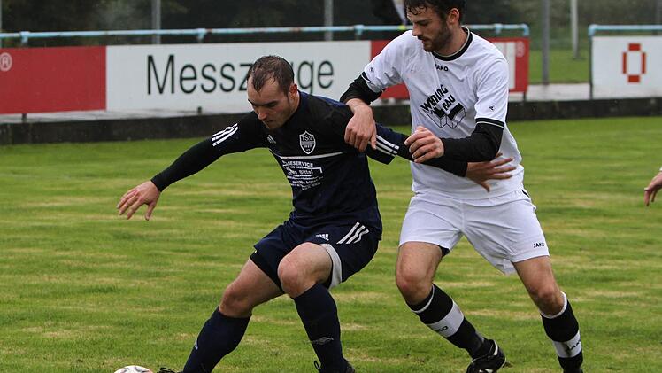 Der TSV Kirchehrenbach II wird mit einer verstärkten Mannschaft zum Saisonfinale nach Gosberg fahren. Allerdings lässt die Reserve ihre aus Gosberg stammenden Spieler zu Hause, um sie keinem Gewissenskonflikt auszusetzen. Beispielsweise Matthias Schuhmann (li.).  Foto: Uwe Kellner