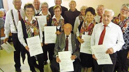 Seit 25 Jahren und länger aktiv sind Anna Gareis, Werner Witzgall, Klaus Vogler, Käthe Geyer, Rosi Witzgall, Erika Schott, Irene Ziegler, Kerstin Goller und Robert Thern. Im Hintergrund die Laudatoren Raimund Graß, Erhard Hildner und Pater Godfryd. Vorn sitzend Otmar Föhr, der seit 60 Jahren Chorleiter ist.  Foto: Klaus Klaschka
