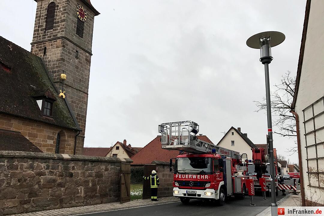 Wetterhahn stürtzt von Kirche in Seukendorf