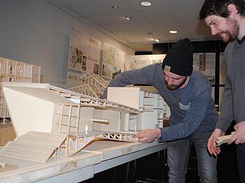 Studierende der Hochschule Coburg präsentieren im "Fugenlos" ihre Entwürfe für eine Interimsspielstätte des Landestheaters, hier Feim Aliu und PeterSpielvogel.  Fotos: Carolin Herrmann