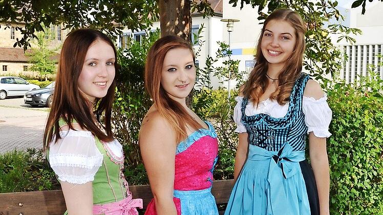 Die drei Kandidatinnen zur Weinköniginwahl in Pressig (v. l.): Selina Grebner, Ann-Kathrin Daum und Julia Geiger Foto: K.- H. Hofmann