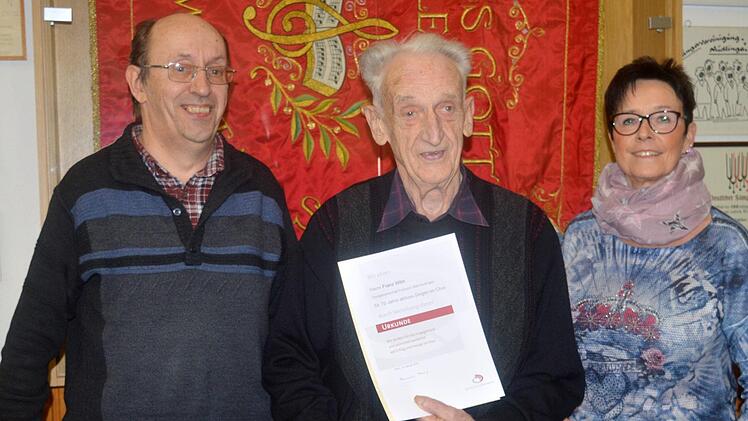 Ehrung für 70 Jahre Singen im Chor: Siegfried Gottwald (Sängerkreis Schweinfurt, und die Vorsitzende der Chorgemeinschaft Frohsinn, Angela Buban, zeichneten Franz Wilm (Mitte) aus. Arthur Stollberger
