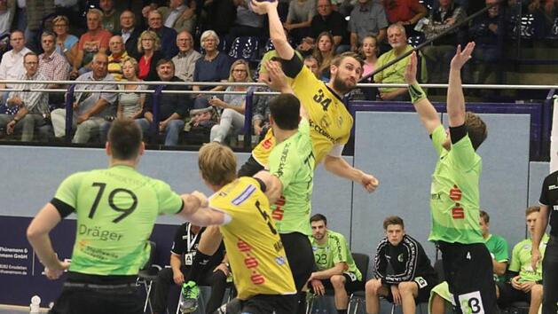 Markus Hagelin (Nummer 5) macht den Weg frei und Tobias Varvne (Nr. 34) nutzt die L&uuml;cke und trifft. Foto: Iris Bilek