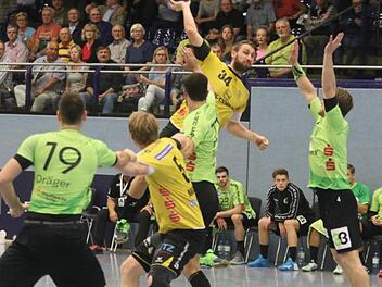 Markus Hagelin (Nummer 5) macht den Weg frei und Tobias Varvne (Nr. 34) nutzt die L&uuml;cke und trifft. Foto: Iris Bilek