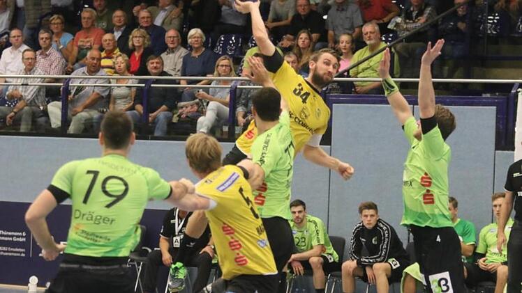 Markus Hagelin (Nummer 5) macht den Weg frei und Tobias Varvne (Nr. 34) nutzt die L&uuml;cke und trifft. Foto: Iris Bilek