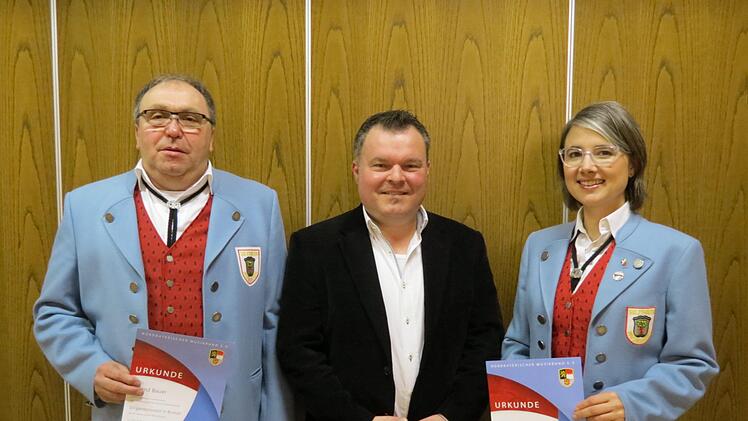Roland Bauer (von links) wurde  vom Nordbayerischen Musikbund, vertreten durch Dominik Sitter, für zehn Jahre aktive Dirigententätigkeit geehrt. Bianca Mende ehrte Roland Bauer außerdem von Vereinsseite, sie wurde aber auch selbst vom  NBMB für 30 Jahre aktives Musizieren ausgezeichnet. Doris Bauer