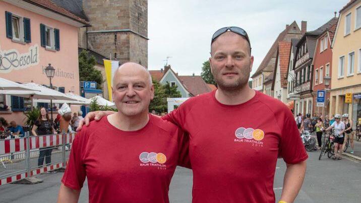 Zwei gute Freunde, unterwegs für einen guten Zweck: Der Sportjournalist Armin Wolf (l.) und der Paratriathlet Chris Kohlbeck. Foto: Klaus Gagel