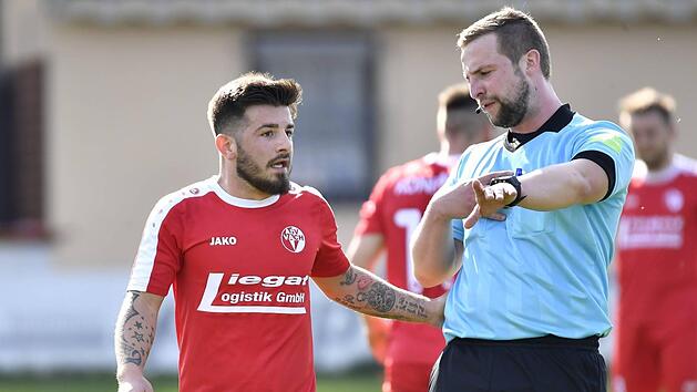 Klare Ansage: Schiedsrichter Johannes Hamper erkl&auml;rt Sammy R&ouml;der vom ASV Vach eine Entscheidung. Nach sechs Aufstiegen peift der Kulmbacher mittlerweile in der Regionalliga.  Foto: Imago