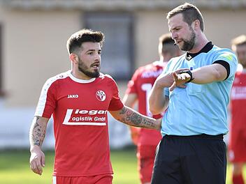 Klare Ansage: Schiedsrichter Johannes Hamper erklärt Sammy Röder vom ASV Vach eine Entscheidung. Nach sechs Aufstiegen peift der Kulmbacher mittlerweile in der Regionalliga.  Foto: Imago