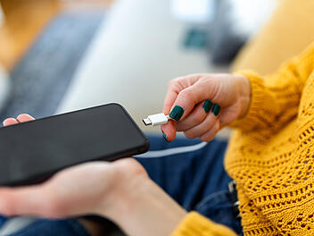 Neue EU-Regel f&uuml;r Handy-Akkus ab 2027