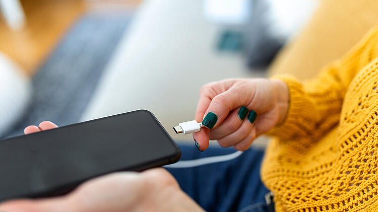 Neue EU-Regel f&uuml;r Handy-Akkus ab 2027