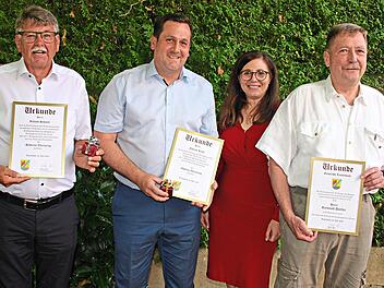 Bei der Verabschiedung in Leutenbach (v.&nbsp;l.): Roland Schmitt, Florian Kraft, B&uuml;rgermeisterin Ulrike G&ouml;tz und Raimund D&ouml;rfler. Thomas Weichert