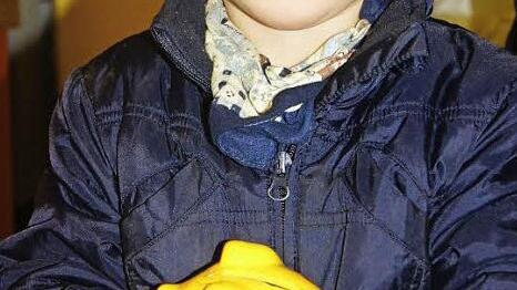 Lukas beschützt sein Sparschwein.