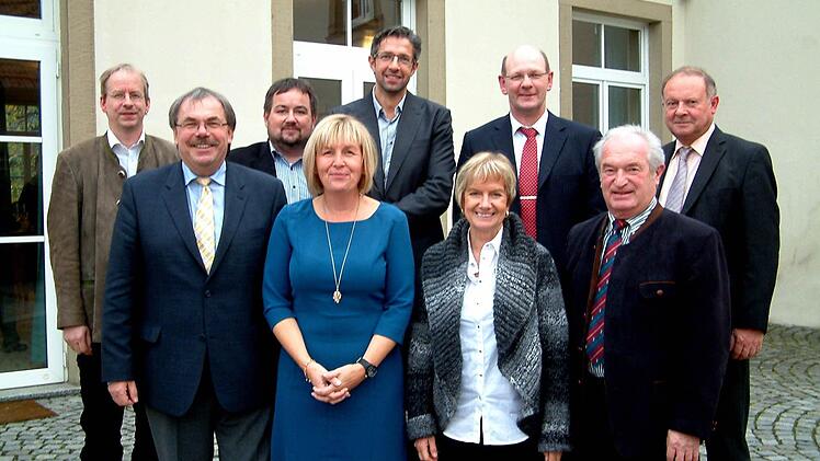 Zählreiche Ehrengäste gratulierten Conny Genslein (vorne, Zweite von links) zu ihrer Ernennung zur neuen Schulleiterin der Grundschule Zeil/Sand. Es waren (weiter vorne von links) Bürgermeister Bernhard Ruß (Sand), Schulamtsdirektorin Uli Brech und stellvertretender Landrat Günther Geiling sowie (hinten von links) Pfarrer Hans-Christian Neiber, Pfarrer Michael Erhart, Lehrer-Personalratsvorsitzender Matthias Weinberger, Bürgermeister Thomas Stadelmann (Zeil) und Rektor Norbert Sandler von der...
