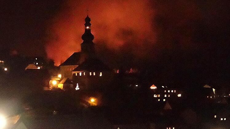 Obwohl der Weiler Wolfsbach nicht einsehbar ist, war der Feuerschein in Trebgast zu sehen. Foto: Horst Ellner