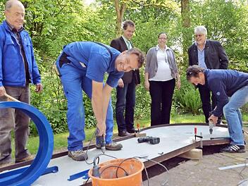 Legen letzte Hand an (v.l.): Vereinsmitglied Karl Wenzke, Jochen Gerlach (Fun Sports Bamberg), Kurdirektor Thomas Beck, Jeanette Humbek-Hönicke, Vorsitzende des Minigolfclubs, Bürgermeister Wolfgang Back und Günther Kreisheimer, Helfer aus dem Minigolfclub. Foto: Peter Rauch