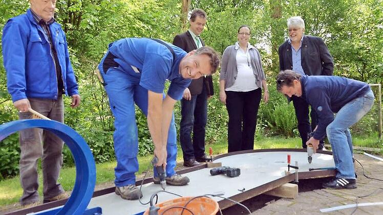 Legen letzte Hand an (v.l.): Vereinsmitglied Karl Wenzke, Jochen Gerlach (Fun Sports Bamberg), Kurdirektor Thomas Beck, Jeanette Humbek-Hönicke, Vorsitzende des Minigolfclubs, Bürgermeister Wolfgang Back und Günther Kreisheimer, Helfer aus dem Minigolfclub. Foto: Peter Rauch
