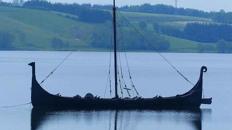 Dieses originalgetreu nachgebaute Wikingerschiff vermittelt einen Eindruck von der hohen Schiffsbaukunst der Nordländer.