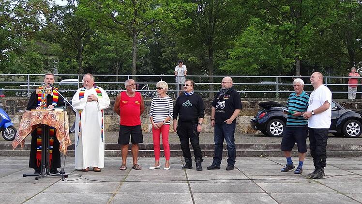 Seit zehn Jahren treffen sich die Biker nun schon vor den Sommerferien in Ebern, um sich Gottes Segen zu holen. Von Anfang an dabei sind (v.l.n.r): Pfarrer Bernd Grosser, Pater Rudolf Theiler (in diesem Jahr zum ersten Mal dabei), Hans Elflein, Friedel Gebhardt, Wolfgang Schreiber, Sven Steffan, Rudolf Freibott und Engelbert Ruhhammer. Foto: Johanna Eckert