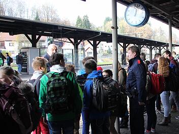 Zwei Mitarbeiter von DB-Sicherheit wiesen die Schüler auf die Möglichkeit hin, mit Ersatzbussen zu fahren. Foto: Friedwald Schedel
