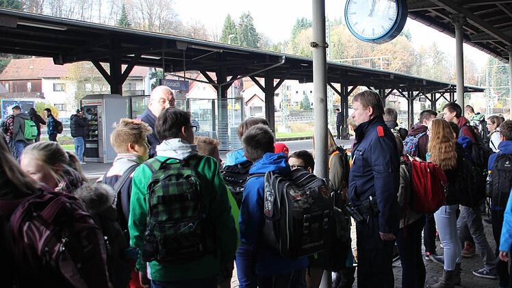 Zwei Mitarbeiter von DB-Sicherheit wiesen die Schüler auf die Möglichkeit hin, mit Ersatzbussen zu fahren. Foto: Friedwald Schedel